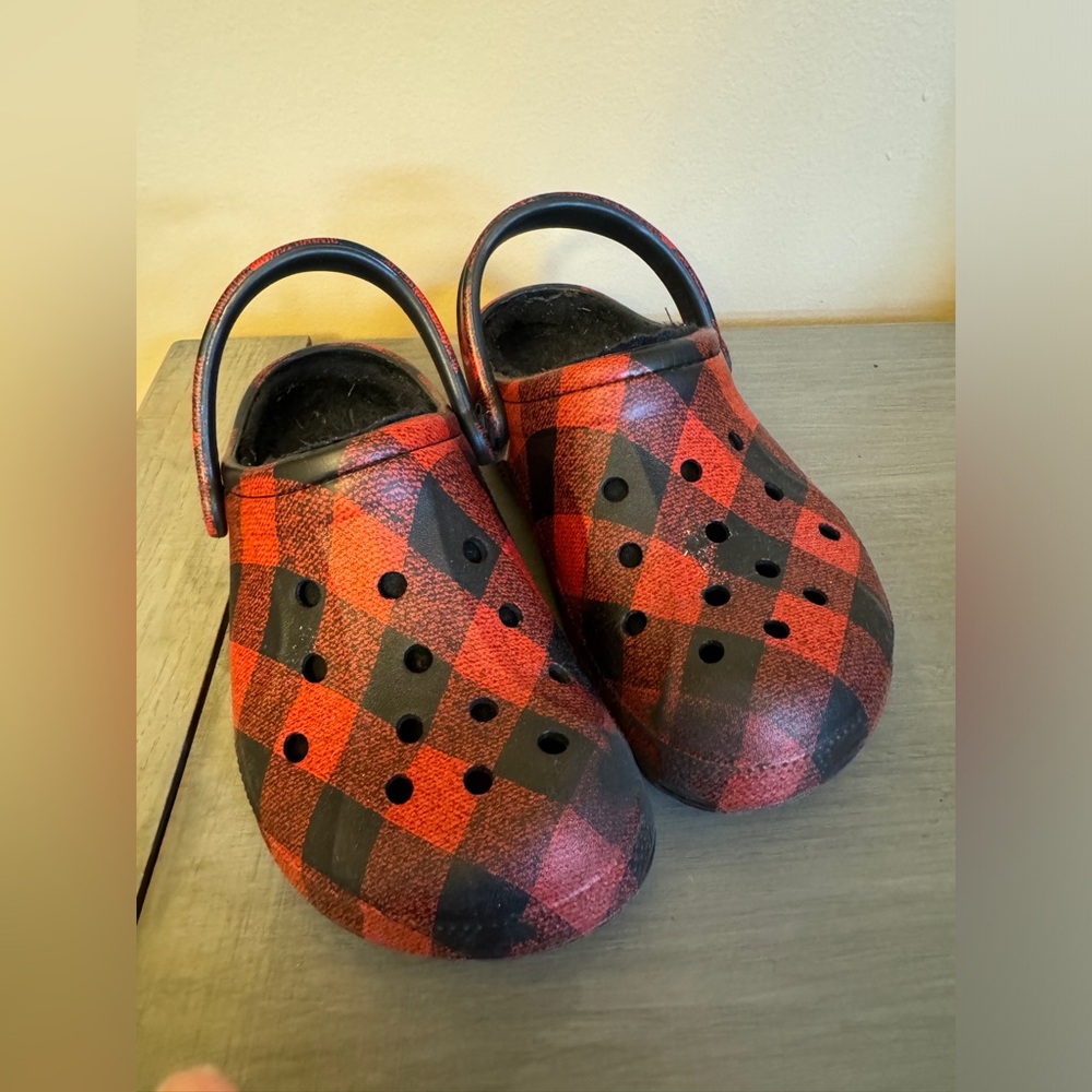 Crocs Unisex-Adult Women's 6/Men's 4 Red Ralen Lined Clog Comfort‎ plaid checked